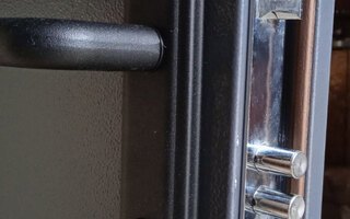 трехригельный замок полуторной металлической двери